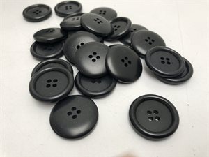 Pu knap - sort og med 4 huller, 23 mm